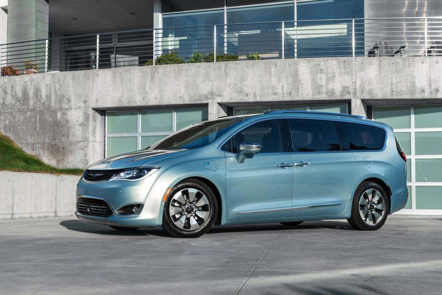  Chrysler Pacifica Hybrid Limited (RU) 2016 года  (фото 38 из 40)